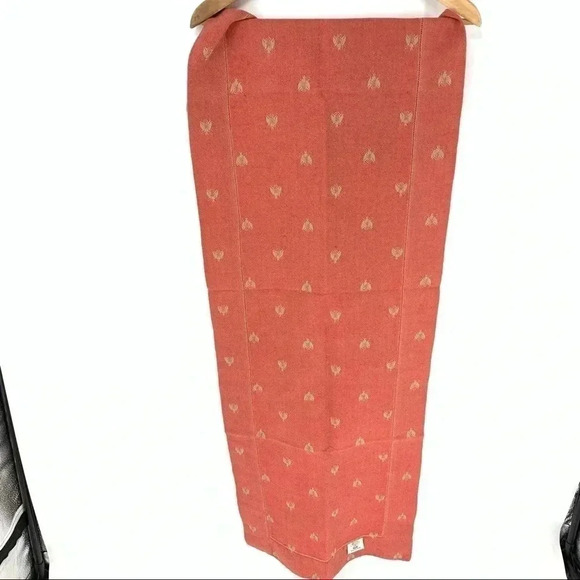 Giuliana Ricami Tuscan Linen Jacquard Honeybee Table runner - Picture 5 of 8